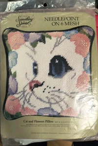 Candamar Designs 1989 punta de aguja en 6 malla gato y flores almohada kit 14x14" nuevo - Imagen 1 de 4