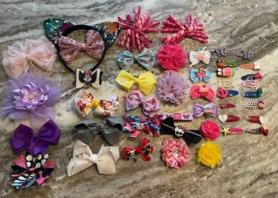 Lote de 44 lazos para el cabello de niñas, clips, diadema en muchos colores y patrones! Excelente estado Foto 1 de 4