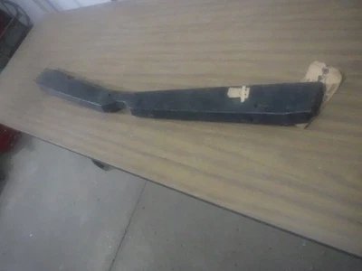 Chevrolet Impala 1958, B/A. Barra de cierre de campana de soporte de radiador NOS Foto 1 de 4