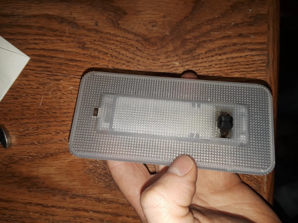 2001 - 2007 年福特 Escape Mercury 水手后货物圆顶地图内灯 — 第 1/1 张图片