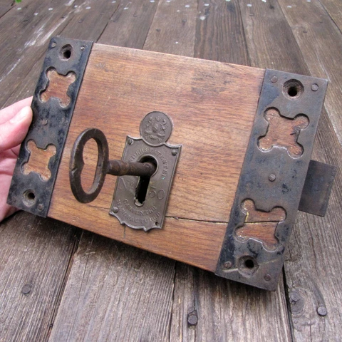 Antique Decorative Wood Encased Door Lock with WORKING KEY Cover