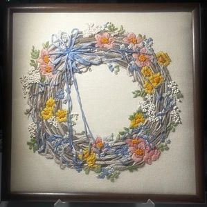 Karen Avery “Blue Ribbon Wreath” Vintage Framed Dimensions Crewel Embroidery - Picture 1 of 5