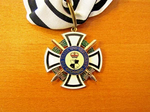 "Fürstlicher Hausorden von Hohenzollern mit Schwertern Ehrenkreuz" neuwertig - Bild 1 von 2