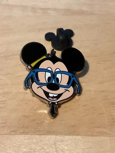 Prendedor Coleccionable Oficial Walt Disney Versión Nerd de Mickey Mouse 2012 - Imagen 1 de 2
