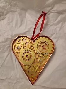 HALLMARK 2020 "Il nostro" LOVE JUST WORKS ~ Ornamento ricordo in metallo ~ Nuovo con scatola - Foto 1 di 2