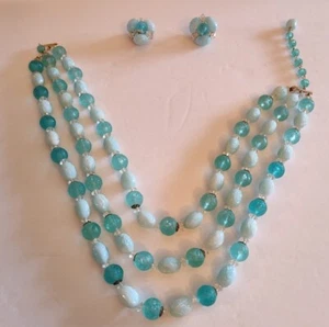 Vintage 1950er Jahre hell aquablau & türkis Perlen 3 Strang Halskette & Clip-On Ohrringe Set - Bild 1 von 5