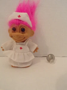 Russ Troll Puppe ~ Vintage ~ 5 Zoll ~ Rotes Kreuz Krankenschwester ~ Kleid Schürze Hut ~ rosa Haare ~ braune Augen - Bild 1 von 5