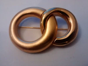 Vintage Signed Monet Gold Tone Double Interlocking Circles Pin Brooch Classic - Picture 1 of 2