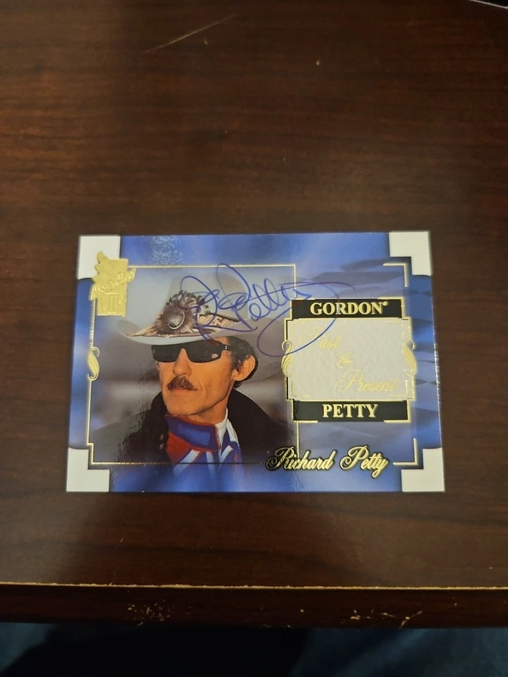Tarjeta firmada con autógrafo Press Pass VIPS Richard Petty (AU) #49 2002 Press Pass Foto 1 de 4
