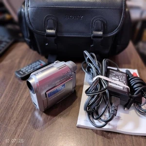 Schön! Sony Handycam DCR-HC40 Mini DV Camcorder mit Akku Netzteil Tasche Fernbedienung - Bild 1 von 14