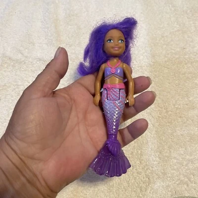 Muñeca Barbie Dreamtopia Mermaid Rainbow Cove Chelsea pelo púrpura  Foto 1 de 4