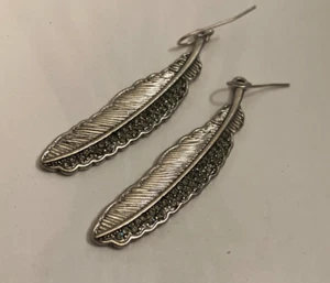 VINTAGE ESTATE silver tone feather pierced earrings - Picture 1 of 3