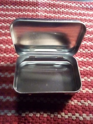 Contenedores de caja de lata con bisagras plateadas vacíos rectangulares de metal 3,75 x 2,45 x 0,8 " Foto 1 de 3