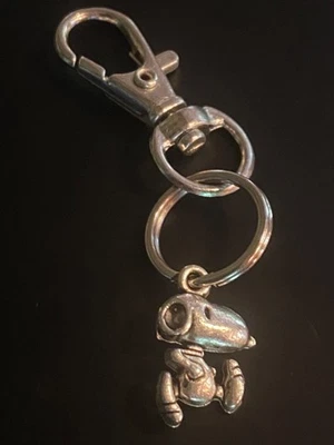 De Colección Nuevo Llavero Clásico Tono Plateado Metal Cacahuetes Snoopy Perro Clip Reloj Llavero Foto 1 de 4