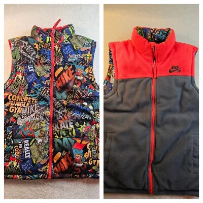 RARO Chaleco acolchado reversible Nike SB - Estampado de cómic por todas partes - Talla juvenil grande Foto 1 de 4