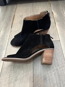 Neu ohne Karton Lucky Brand Keight Pumps Bootie schwarz Wildleder Blockabsatz offene Zehenpartie Größe 6,5 - Bild 1 von 11