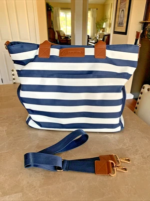 Bolso de Mano Sarah Wells Extractor de Lema Aislado Azul Marino Blanco Rayas para Bombas Grandes Foto 1 de 4