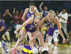 JULIE ALLEMAND + VANLOO Signed 8.5 x 11 Photo WNBA Basketball LA SPARKS Belgium - Picture 1 of 1