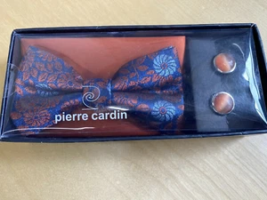Pajarita de diseñador Pierre Cardin con gemelos a juego ~ Nueva en caja - Imagen 1 de 5