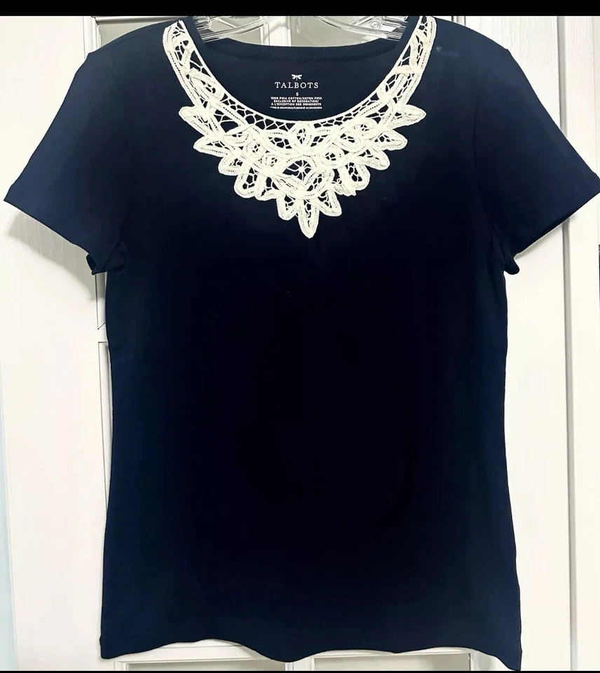 Blusa Talbots azul marinho escuro creme crochê inserção de renda no pescoço algodão pima tamanho M - Imagem 1 de 4