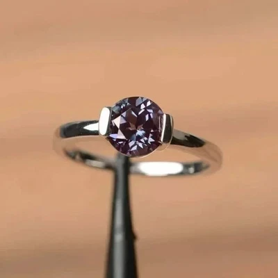 Anillo de boda solitario de alejandrita de 2 quilates creado en laboratorio chapado en oro blanco Foto 1 de 4