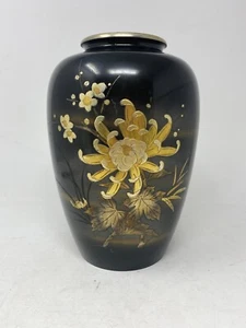 Vaso vintage in metallo nero con crisantemo inciso lavorazione metallo giapponese artigianato 9,5" - Foto 1 di 6