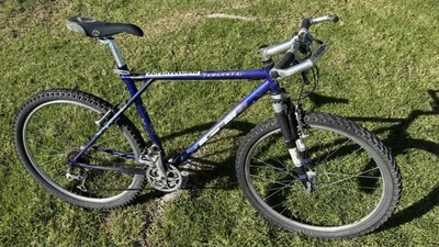 Bicicleta de Montaña GT Tequesta All Terra De Colección Negra Azul Completa Lista para Montar Foto 1 de 4