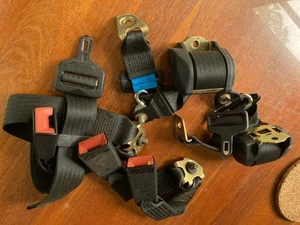 Mercedes-Benz W123 84/85 FULL SET Rear Seat Belts Buckles 300D 240D 280E - Picture 1 of 6
