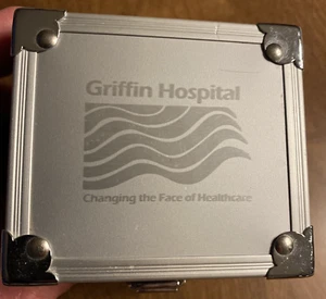 Caja de baratijas de metal para publicidad de hospital Griffin Derby Connecticut CT - Imagen 1 de 24