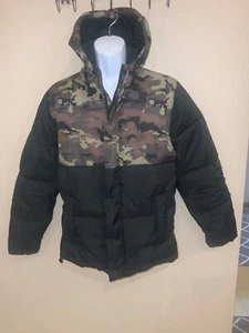 Chaqueta tampón corta para hombre GOODFELLOW con capucha resistente al agua y al viento camuflada y negra - Imagen 1 de 10