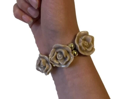 Lucite Bead Stretch Bracelet 7” Gold Tone Shiny Dusty Rose Beige 3D Rose Flower — 第 1/4 张图片