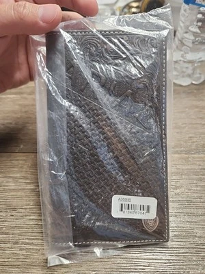 CARTEIRA RODEIO LOGOTIPO ESCUDO PRATA COURO FLORAL E ACOLCHOADO ARIAT BLACK - Imagem 1 de 2