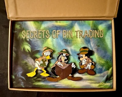 Pin Adventures in Pin Trading AK Disney LE 2004 Donald Goofy Mickey Secrets Foto 1 de 4