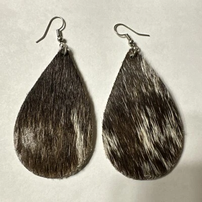 Brincos de couro lágrima cabelo marrom e branco para orelhas perfuradas - Imagem 1 de 2