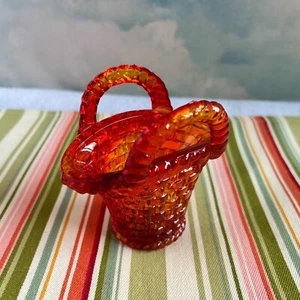 Estatuilla canasta de vidrio ámbar vintage - patrón de tejido de 2 asas - brilla - Imagen 1 de 5