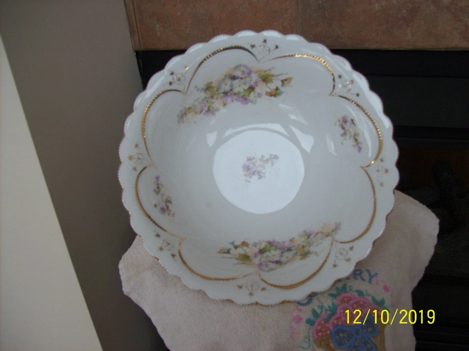 Cuenco para servir porcelana festoneada antigua floral lavanda y blanco Foto 1 de 4