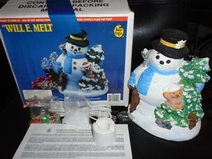 KIT PUPAZZO DI NEVE CERAMICA VINTAGE WEE ARTIGIANATO "WILL E. MELT" SI ACCENDE A METÀ 21540 - Foto 1 di 1