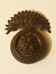 WW1 PERIOD NORTHUMBERLAND FUSILIERS CAP BADGE, GAUNT LONDON - Foto 1 di 3
