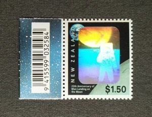 1994 New Zealand 25th Anniv Man Landing on Moon 1v Hologram Stamp MNH (barcode) - Picture 1 of 4