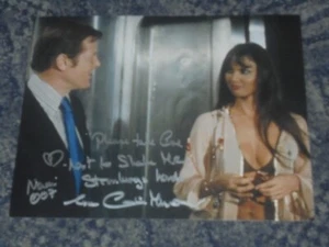 CAROLINE MUNRO - JAMES BOND - 10x8 FOTO SIGNIERT - (mit Angebot) (7) - Bild 1 von 2