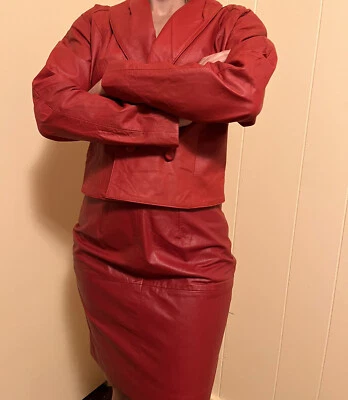 VHTF Styleworks LO ÚLTIMO Mujer Cuero Rojo Chaqueta Mini Falda Traje Eléctrico 2 Piezas Pequeño Nuevo de Lote Antiguo* Foto 1 de 4