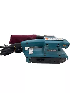 Levigatrice a nastro Makita 76x457mm 9911 con sacchetto raccogli polvere - Foto 1 di 2