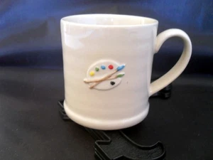 GISELA GRAHAM JOYYE SMALL MUG RAISED ARTIST PALETTE MOTIF CERAMIC BEIGE M8 - Picture 1 of 3
