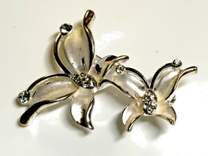 Vintage Brooch White Enamel 2 Butterflies Design Silver Tone Metal Pin - Picture 1 of 9