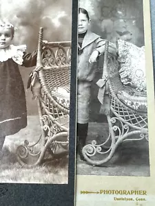 2 tarjetas de gabinete C.1890, diferentes niños con la misma silla de fotógrafo ¡HÉLICE! - Imagen 1 de 7