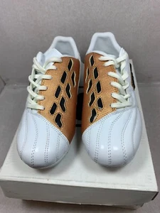 NUEVOS ZAPATOS DE FÚTBOL FILA FÚTBOL 11 RB NIÑOS/NIÑAS BLANCOS/ORO METÁLICO - Imagen 1 de 4
