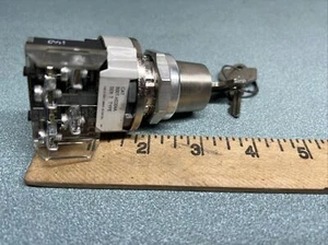 NEW Allen Bradley 800T-H3304A /T 30MM 2 Position Cylinder Lock Selector Switch - Picture 1 of 5