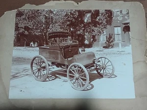 Foto carrozza senza cavalli uomo su cordino donna in abiti lunghi vintage - Foto 1 di 6