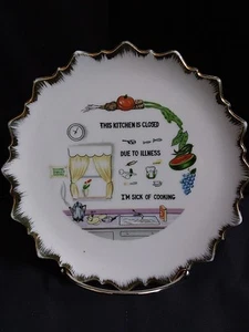 Vintage 50er Jahre kitschiger Deko Küchenteller Wandbehang "Ich bin krank vom Kochen" - Bild 1 von 2