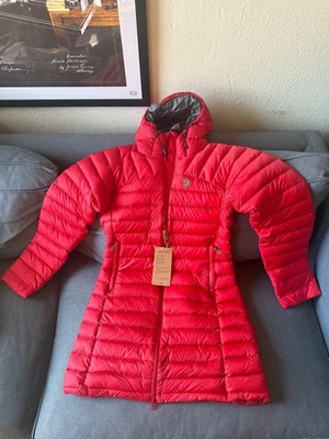 NUEVO Abrigo Parka Fjallraven Mujer Copo de Nieve Plumón, Rojo Verdadero, Pequeño Foto 1 de 4